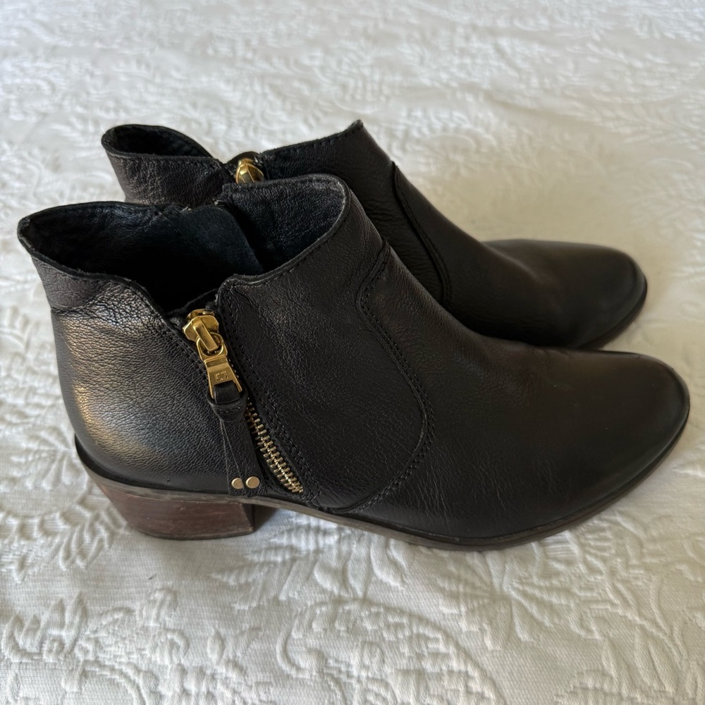 Sole Bound by BareTraps Black Leather Ankle Boots size 8